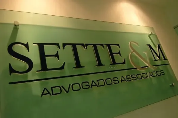 Placa com o logotipo do Sette & M Advogados Associados na recepção do escritório